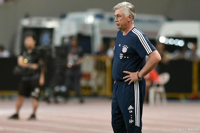 哈格里夫斯：琼斯的场上位置有点靠后